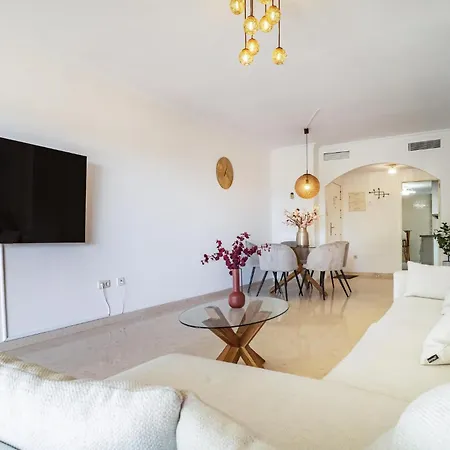 2 Bedroom Awesome In Apartment *